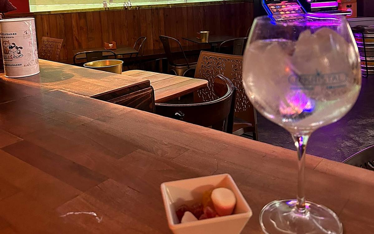 Gin tonic en la barra del Burladero con el partido al fondo