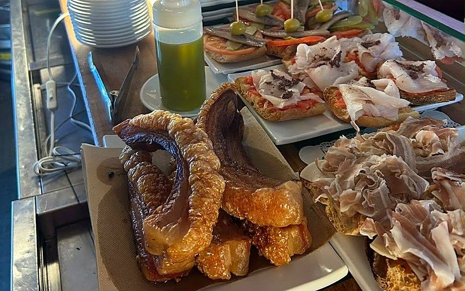 Torreznos, tostas y pinchos en la barra del Burladero