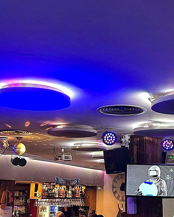 Sala del Burladero llena bajo las luces de una sesión