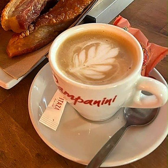 Café con leche con dibujo en la espuma