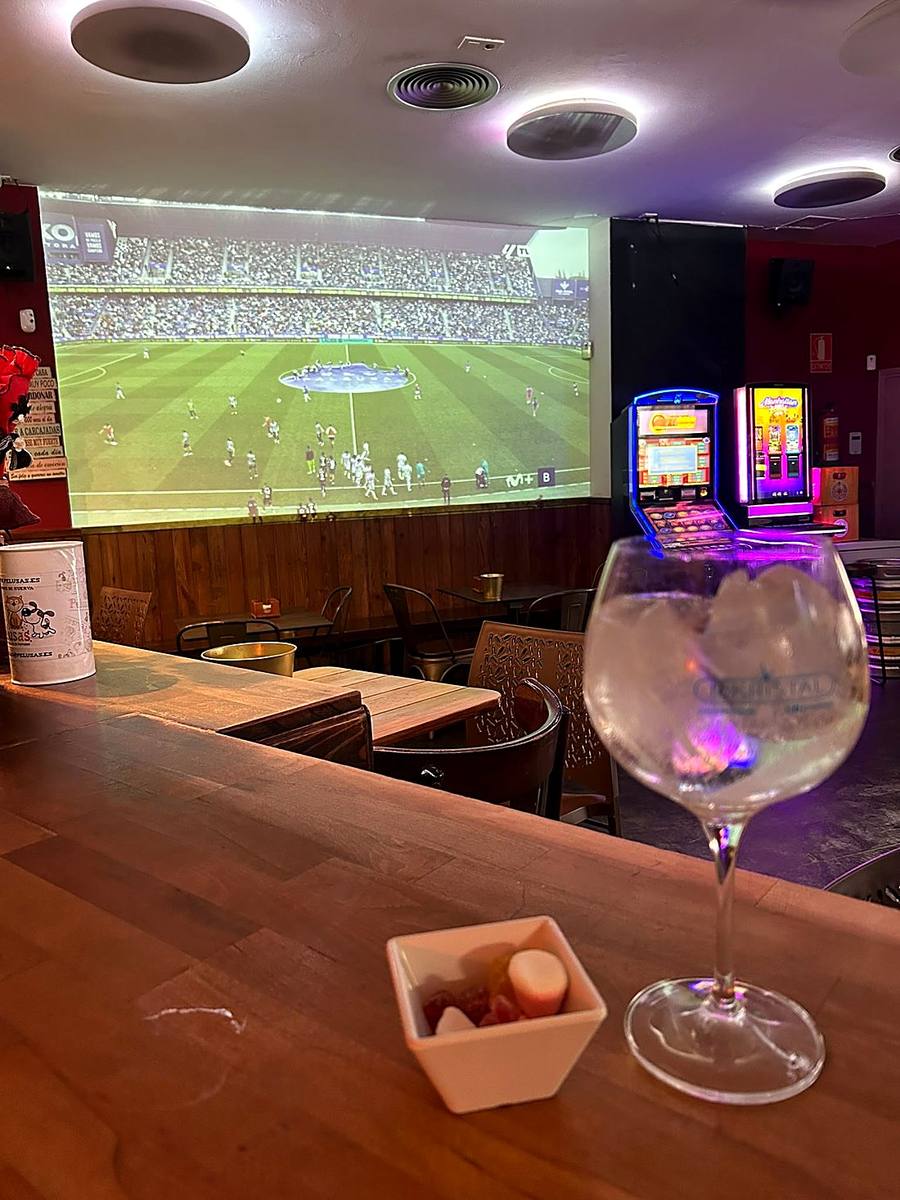 Gin tonic en la barra del Burladero