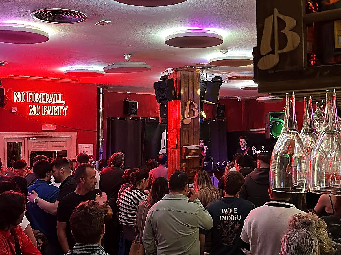Concierto en el Burladero con el neón No Fireball, no party
