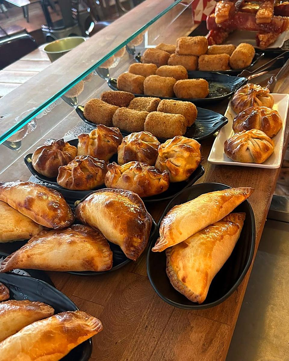 Empanadillas, croquetas y saquitos caseros en la barra