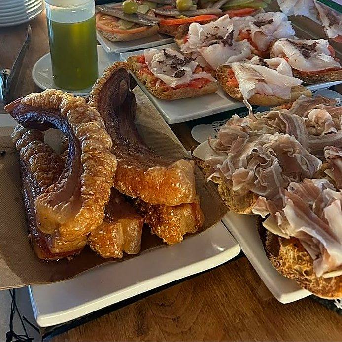 Torreznos y tostas en la barra